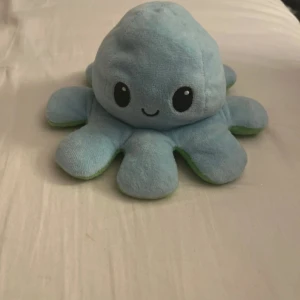 Tvåsidigt bläckfisk gosedjur - Ett gosedjur som man kan vända ut och in då den har två sidor med olika färger och där en ser ”glad” ut och den andra ”arg”. I nyskick då den bara legat i mitt rum. Pris går alltid att diskuteras💗