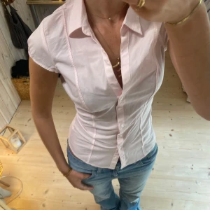 Topp - SUPER snygg skjort- topp!!! Den är vit rosa små randig❤️❤️