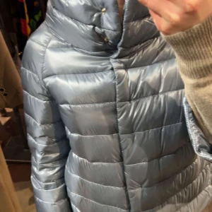 Henro jacka  - Sååå snygg ljusblå herno jacka! Använt max 3 gånger så i väldigt bra skick. Skriv vid frågor kan tänka mig gå ner lite i pris vid snabb affär 😍sitter som en s-m skulle jag säga men passar även Xs-m 