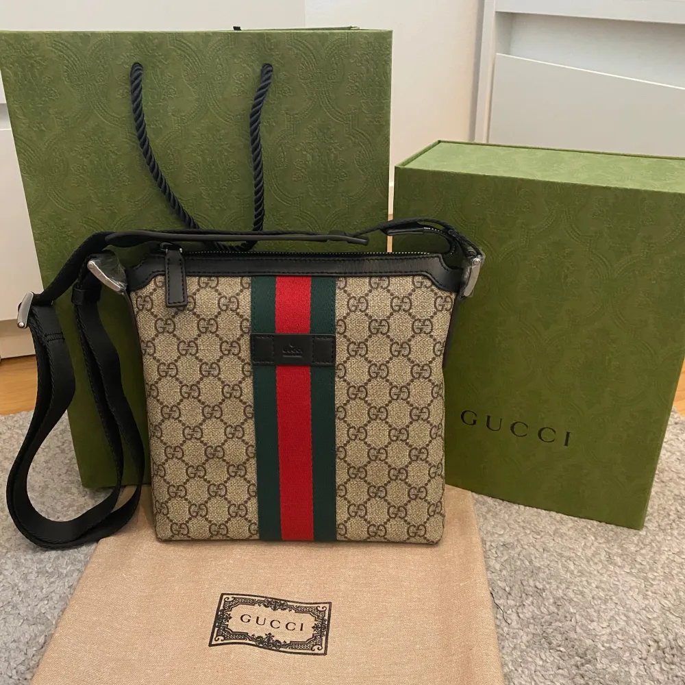 Gucci Messenger Bag i beige säljes. Väskan är i fint skick, har legat oanvänd i garderoben i flera år. Detta är en eftertraktad modell som ej längre säljs av Gucci. Priset kan diskuteras.  Passa på!. Väskor.