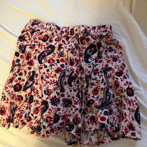 Zara kjol - Mönstrad kjol från zara🥰 supersöt!!! Storlek S💓