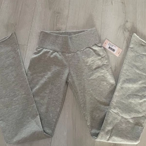 gråa mjukisbyxor  - köpte dessa byxorna på nelly för ett tag sen, men dom va tyvärr inte som jag föreställde mig och alldeles för långa på mig men satt annars fint! dom är vida i benen och lågmidjade!💞 pris kan diskuteras! 