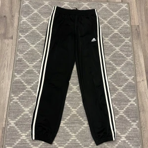 Adidasbyxor - Adidasbyxor i storlek 152, passar även som XS☺️ Något noppiga längst upp men ändå i okej skick💗