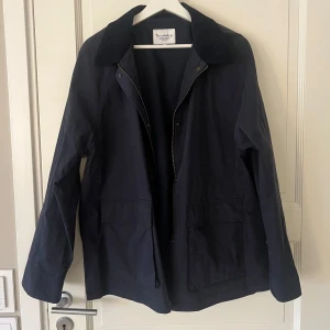 Jacka - Vår/höst jacka från Bondelid. Använd 3gånger. Marinblå i trench material. 