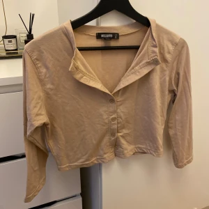 Beige missguided topp - Beige topp från missguided, storlek s men ganska liten i storleken 