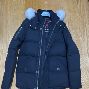 Moose knuckles jacka - Äkta jacka köpt från butik, inget kvitto tyvärr. Låg pris pga att dragkedjan funkar inte och man får knäppa jackan istället 