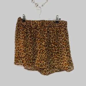 Halvtransparenta leopard pyjamas strand minishorts  - Fina!