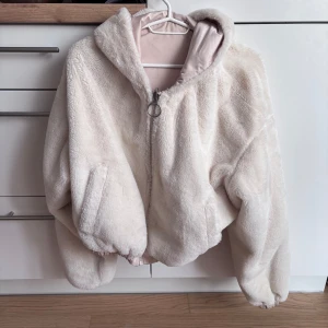Höstjacka cropped fluffig - Cropped vindtät fluffig höstjacka i storlek 36, oversized i ärmarna och mysig. Några gråa fläckar på insidan. Har använt den väl men utöver fläckarna på insidan är den perfekt!  Kan mötas i Jönköping 💕