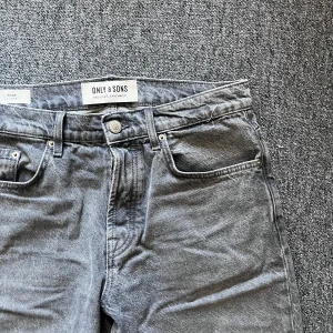 Grå jeans från Only & Sons - Säljer ett par snygga grå jeans från Only & Sons. De har en klassisk femficksdesign och är perfekta för vardagsbruk. De är i bra skick och passar till det mesta! Skriv för fler bilder!