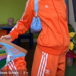 Adidas set  - Adidas tracksuit Firebird Använd endast en gång.   Byxorna storlek S men passar mig som är en medium.  Tröja storlek M  passar båda könen   Ej unisex men passar lika bra på killar!  