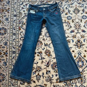 Mörkblåa lågmidjade jeans - Säljer mina lågmidjade Roxy jeans då dem tyvärr är lite förkorta för mig som är 170cm.💞Midjemåttet är 37 cm, innerbenslängden är 78 cm.💞 Skriv för fler bilder!