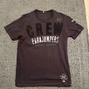 Parajumper T-Shirt - Fin Parajumpers T-shirt i storlek L. Tröjan är blekt så lappen i nacken är knappast synlig därav priset. Har ni några frågor är det bara att skicka ett PM! Mvh Wiiken!
