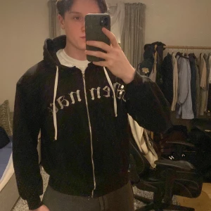 Svart hoodie från Mennace - Säljer en svart hoodie från Mennace med dragkedja. Inte använt den mycket. Den är i S men sitter som M