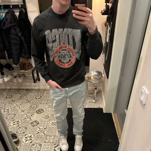 Svart sweatshirt med Kings-tryck - Säljer en svart sweatshirt med stort Kings-tryck på framsidan. Tröjan har långa ärmar och en rund halsringning. Perfekt för en avslappnad stil. Cool old school hockey tröja!