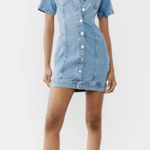 Jeansklänning från Zara - Snygg jeansklänning från Zara. Blå med knappar hela vägen ned, och två fickor fram. Aldrig använd och lappar kvar. Nypris 499kr