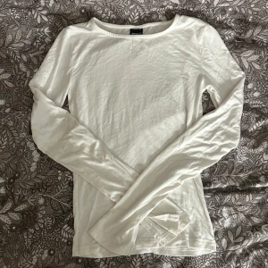 Gina tricot topp  - Säljer pågrund av att den inte kommer till användning ❤️