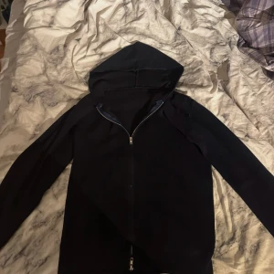 Mörkblå huvtröja med dragkedja - Säljer en mörkblå huvtröja med dragkedja. Tröjan har långa ärmar och en praktisk huva. Den är köpt från Viellas för 1100 men var för liten så jag säljer den. Perfekt för en avslappnad stil.