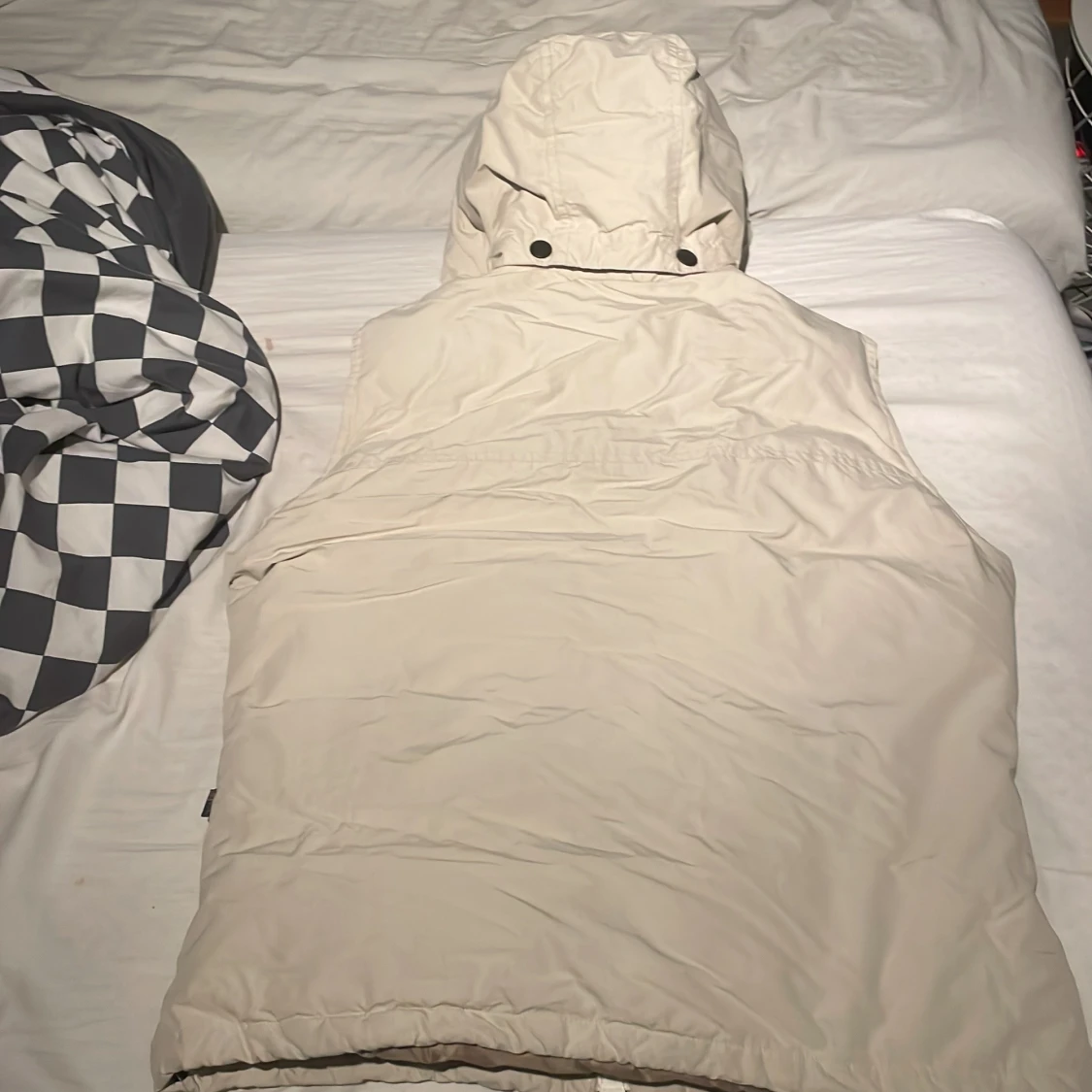 Beige dunväst med huva - 2