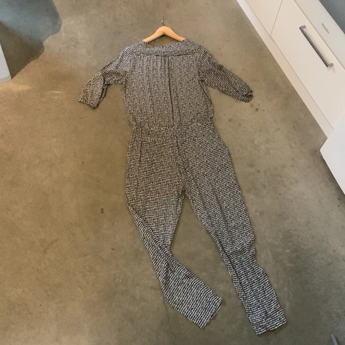 Mönstrad jumpsuit med knytband och fickor - 4