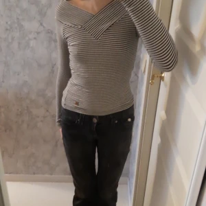 Svart och vit tröja med ränder🖤🤍 - En randig svartvit tröja med v neck💞💞 