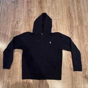  Ralph Lauren zip hoodie - Säljer en Ralph Lauren zip hoodie som är använd ca 5 gånger då den är lite för kort på mig, köpte tröjan på zalando för ca 4 månader sen, skriv om du undrar nått / Theo 