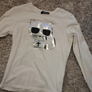 Vit långärmad tröja från Karl Lagerfeld Kids - Säljer en cool vit tröja, äkta från Karl lagerfeld kids.🐱 Andvänts ett fåtal gånger