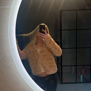 Jacka/kofta från gina tricot, säljer för att den tyvärr inte kommer till andvändning, men jättefin och jätteskön jacka/kofta💗Köpt för längesen men har inte andvänt💗🙈 - Inga fläckar eller att de är trasigt nån stans, helt oandvänd