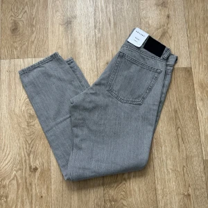 Vailent jeans NYSKICK MED PRISLAPP - Snygga gråa jeans från Vailent i modellen skate! Storlek XS. Helt nya med prislapp, nypris 699 kr, mitt pris 219kr🤝Endast en liten defekt som knappt syns på höger bakficka, men helt nya i övrigt!