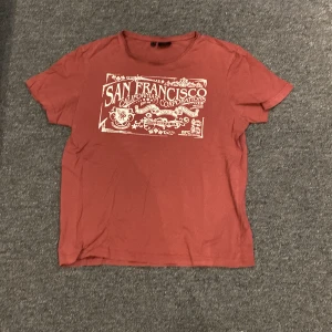 Röd t shirt - Vintage tröja i bra skick knappt använd!