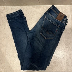 Replay Anbass - Säljer dessa snygga blåa jeans från replay i den populära modellen anbass. Jeansen är i ett mjukt material och har en fin fade. Storlek 30/32. Skriv vid funderingar eller prisförslag.