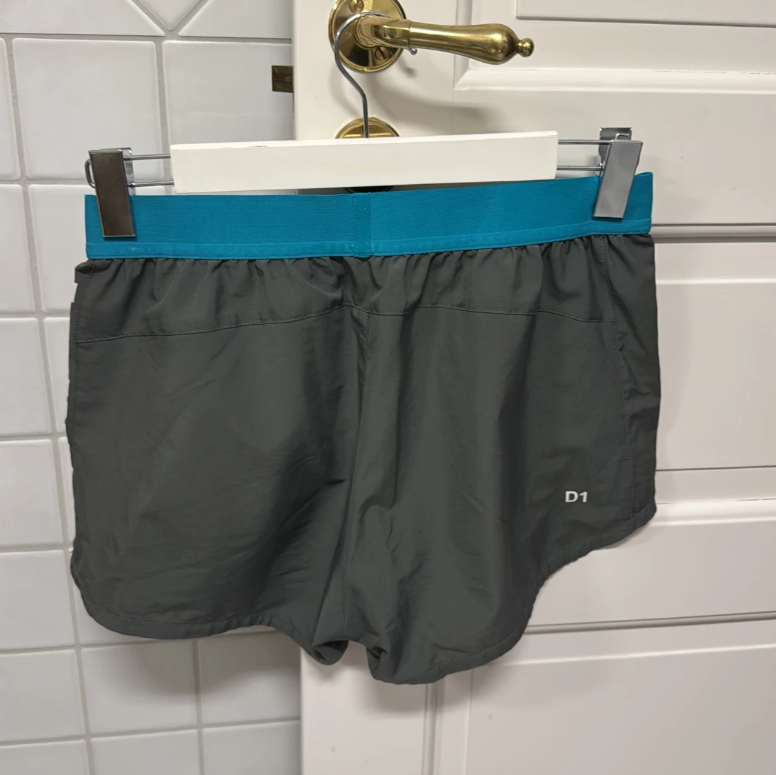 Grå träningsshorts från Asics - 1