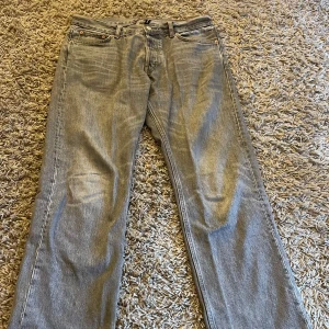 Weekday Space Relaxed Jeans - Ett par baggy/ relaxed fit gråa jeans från weekday, modell space relaxed straight jeans. Använda varsamt och ser nästan nya ut. Storlek w30 längd 32