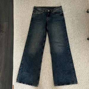 Blå jeans - Säljer dessa blåa jeans från Monki i storlek w25 L32. Använd 1 gång så nyskick. De är lågmidjade och baggy