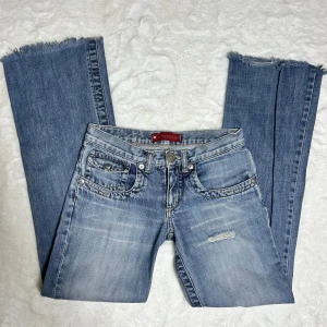 Lågmidjade bootcut jeans  - Lågmidjade bootcut jeans, står ingen storlek men skulle säga att de passar ungefär en w25. Gå efter mått. innerbenslängd: 77 midjemått:35. Köp sker via köp nu, jag postar inom 24h. Kvar tills markerad såld 