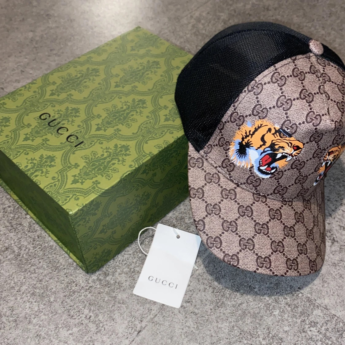 Gucci keps med tigertryck