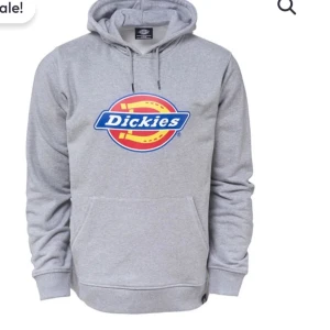 Grå hoodie från Dickies - Säljer en klassisk grå hoodie från Dickies med deras ikoniska logga på bröstet. Tröjan har en justerbar huva med dragsko och en stor magficka. Perfekt för en avslappnad stil.