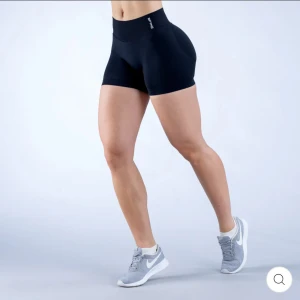 Svarta träningsshorts DFYNE - Svarta impact shorts från DFYNE storlek S