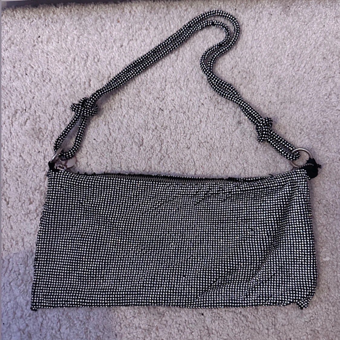 Glittrig axelväska med dragkedja