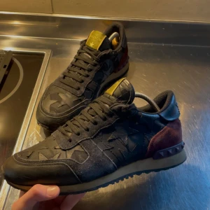Valentino rockrunner  - Säljer ett par valentino rockrunner i fint skick. Cond 7/10. Rkt fräscha och inte använda mycket. Priset kan sänkas vid snabb äffar. Storlek 42!