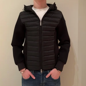 Svart cardigan jacka - Centogrami   - Stilren svart cardigan/jacka från det Italienska märket Centogrami i storlek M. Jackan är i mycket bra skick utan några defekter, då den bara är använd ett fåtal gånger. Nypris runt 4000kr, mitt pris 1200. Bara att hör av dig för fler frågor! 