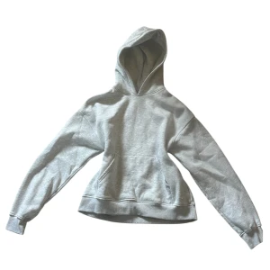Grå hoodie från Gina Tricot - Säljer en klassisk grå hoodie från Gina Tricot. Den har en bekväm passform med en stor ficka framtill och en mysig huva. Perfekt för en avslappnad stil. 🩶 hoodien är i nyskick och bara använd en enda gång! Säljer då den inte satt som jag ville! 