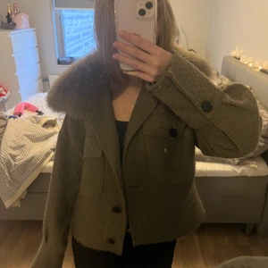 Meotine jacka - Perfekt höst/vår jacka från meotine. I en grön/brun färg i mycket bra skick. Kommer inte till användning. Storlek xs/s, har en lite over sized passform på mig som vanligtvis är xs💕pris kan diskuteras😊