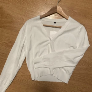 Vit cardigan - Vit cardigan med knappar. Aldrig använd, storlek S