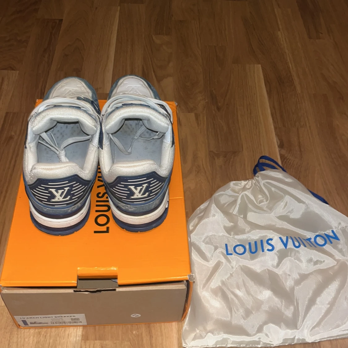 Blå och vita sneakers från Louis Vuitton - 1