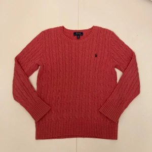 Stickad Ralph lauren tröja - Snygg stickad Ralph lauren tröja! Den är rosa och nypris är ungefär 1600 kr. Storleken är L i barnstorlek (14-16) och det finns inga defekter!! Lämna gärna prisförslag eller skriv frågor!😇🌸