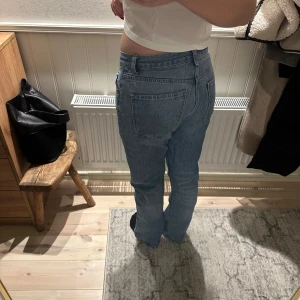 Blå jeansbyxor - Snygga blå jeansbyxor med en klassisk straight passform. De har en normal midja och är perfekta för en avslappnad stil. Byxorna har traditionella fem fickor och en dragkedja framtill.