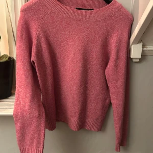 Rosa stickad tröja - Säljer en mysig rosa stickad tröja med långa ärmar och ribbstickade muddar. Perfekt för kyliga dagar och ger en härlig färgklick till garderoben. Passar bra till både jeans och kjol. Hör av dig vid intresse! 💖