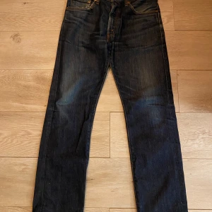 Vintage Levi’s jeans  - Ett par vintage limited edition Levis 505 i storlek W31 L32, i mycket bra skick förutom märkte vid fickan samt botten av byxan (syns på bilder)
