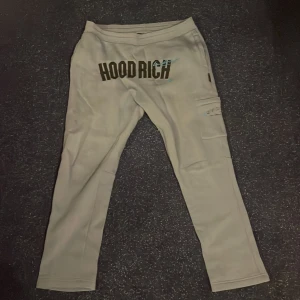 Hoodrich blåa byxor  - Använda 1-2 gånger Max 3. Storlek XL perfekt om du har L eller vill ha oversized och har M.