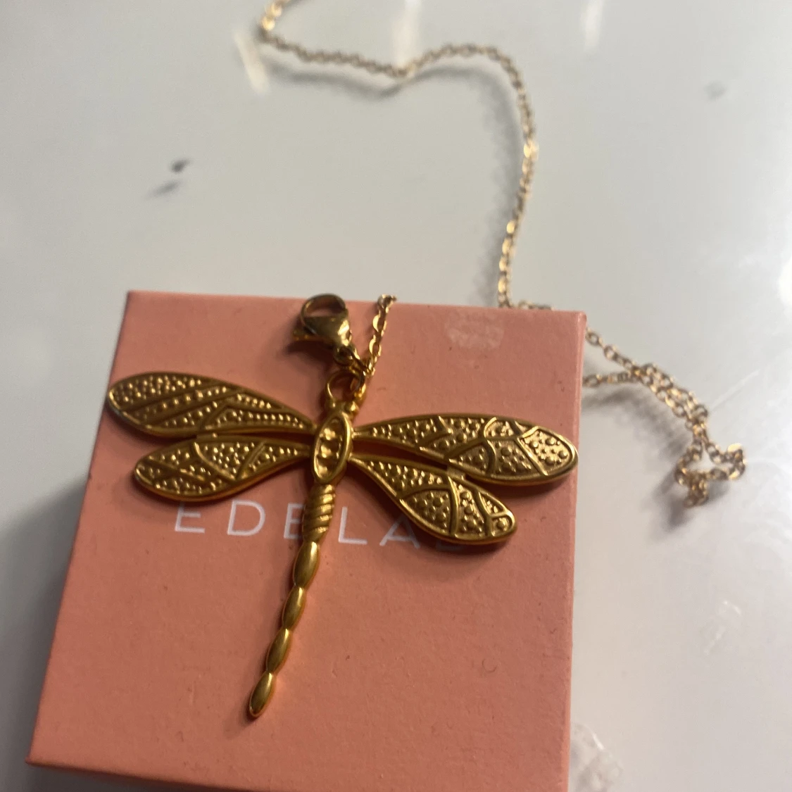 Guldhalsband med trollslända